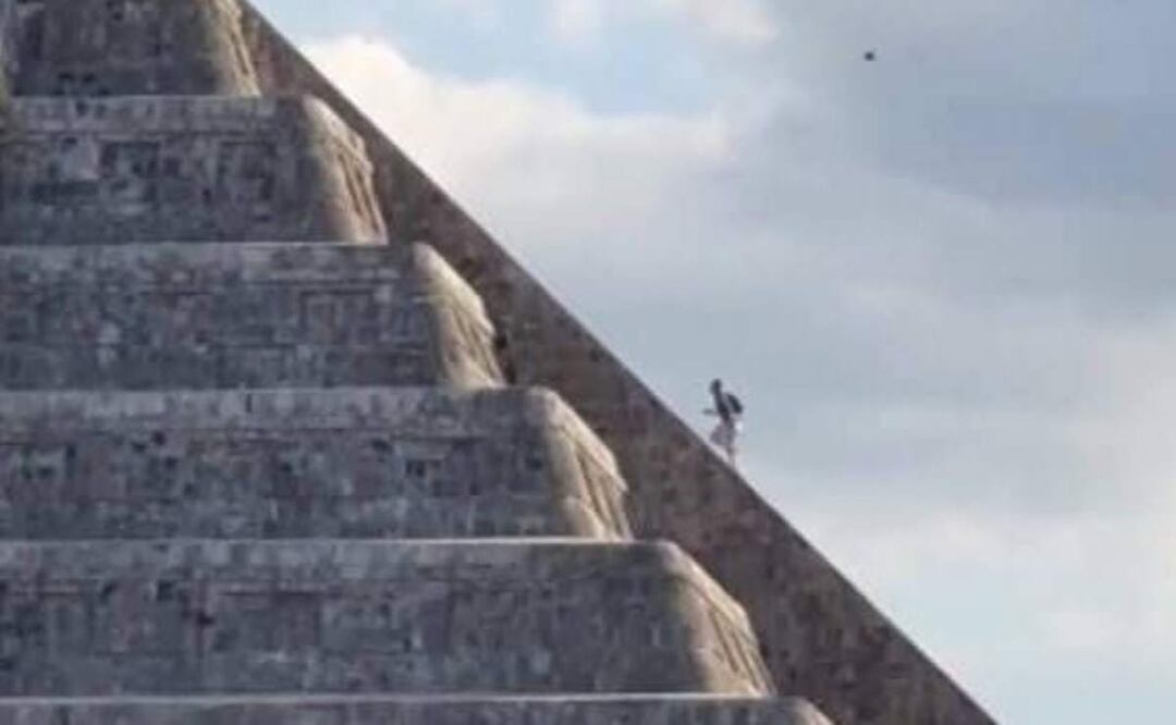 Turistas burlan la vigilancia en Chichén Itzá y suben pirámide de El Castillo en Yucatán (20/03/2025). Foto: Especial