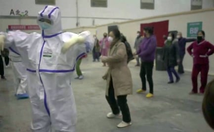 Pacientes de coronavirus bailan en hospital de Wuhan