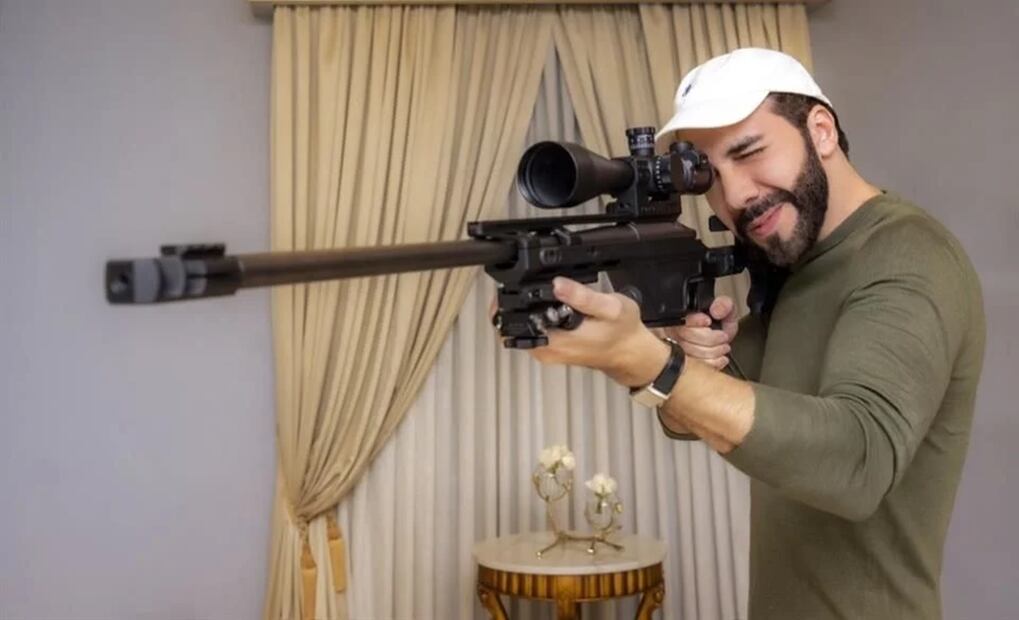 El Presidente de El Salvador posó con un arma sofisticada de largo alcance. Foto: X @nayibbukele