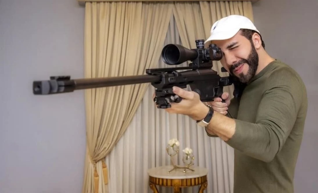 El Presidente de El Salvador posó con un arma sofisticada de largo alcance. Foto: X @nayibbukele