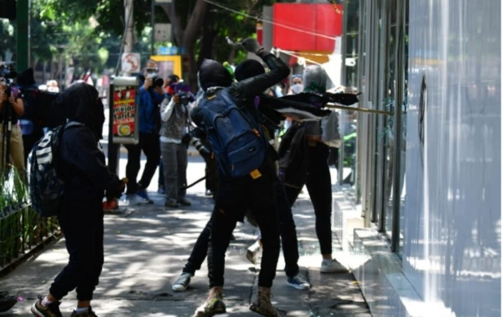 En 10 fotos, la marcha de encapuchados en CDMX por Giovanni y Floyd