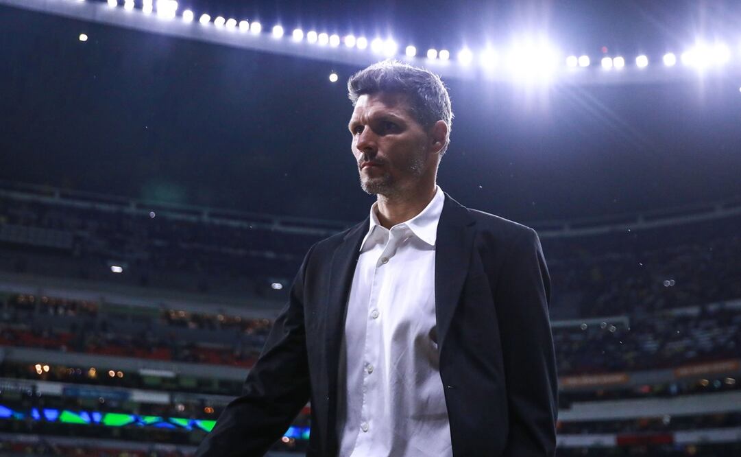 Fernando Ortiz dirigiendo al América contra Cruz Azul - FOTO: Imago7