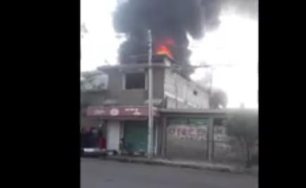 Reportan incendio de bodega de plástico en Ecatepec 