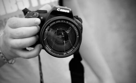 Policía golpea a fotoperiodista en Guanajuato tras cobertura; consejo de comunicadores condenan agresión