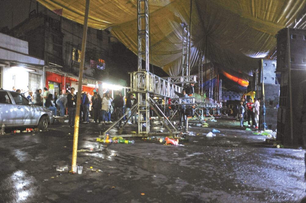 Los hechos se registraron cerca de las 02:40 horas del sábado entre las calles Colonos y Norte 194, donde se festejaba a la Virgen del Carmen. Foto/LUIS CARBAYO. CUARTOSCURO
