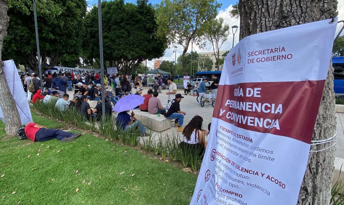 La Comuna 420  fue reubicada en el espacio público del Monumento a Simón Bolívar; ahí se puede observar el reglamento acordado entre autoridades y activistas. Foto: Juan Carlos Williams