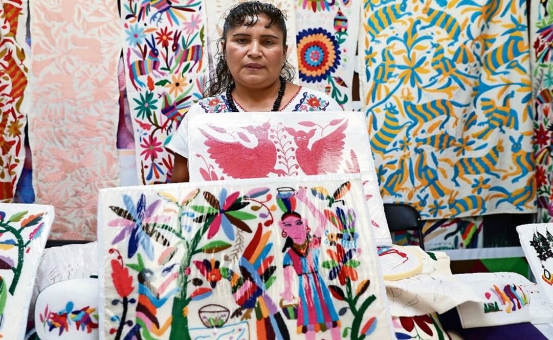 Mexican artisan displays her original designs – Photo: Valente Rosas/EL UNIVERSAL