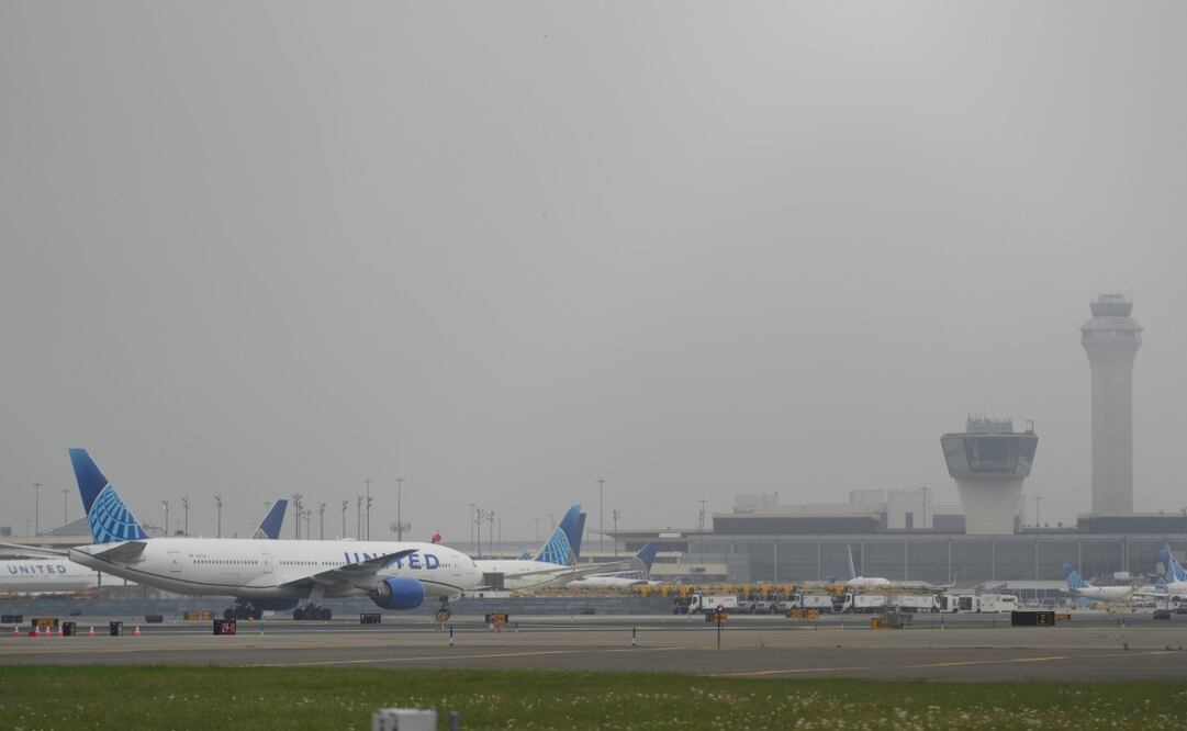 La niebla cubre los aviones y las torres de control del Aeropuerto Internacional Liberty de Newark en Newark, Nueva Jersey, el lunes 5 de mayo de 2025. Foto: AP