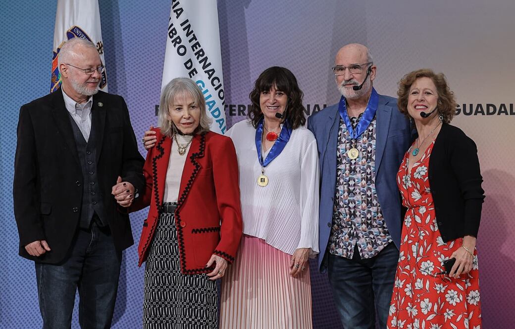 Silvia Lemus, viuda de Carlos Fuentes; y José Trinidad Padilla, presidente de la FIL, entregan las medallas Carlos Fuentes. Foto: Gabriel Pano/ El Universal