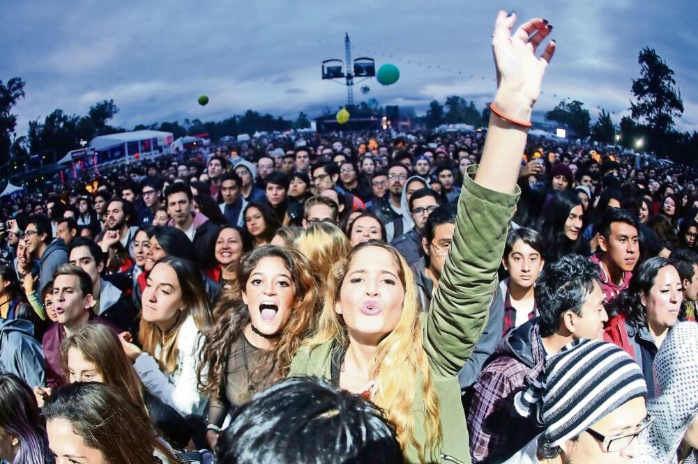 Muchos de los asistentes preferían permanecer de pie durante la jornada. (FOTO: ARIEL OJEDA. EL UNIVERSAL)