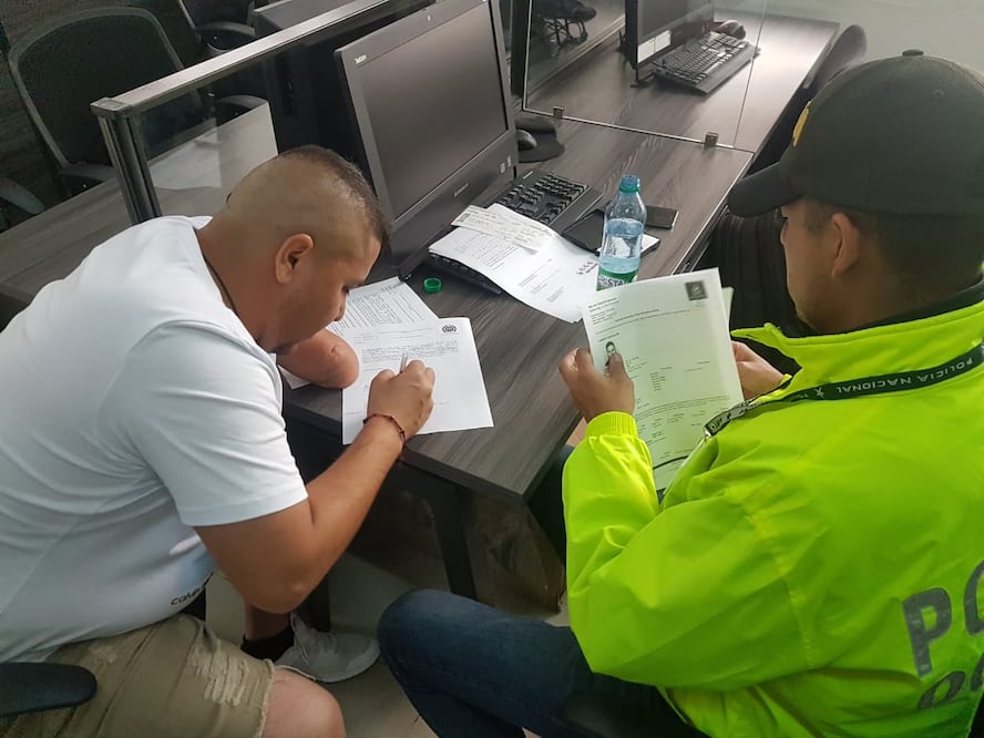 “El Manco”, identificado como miembro del Cártel Jalisco Nueva Generación, es presuntamente responsable de comprar droga a organizaciones narcotraficantes en Colombia para exportar a EU. Foto: Policía Nacional de Colombia