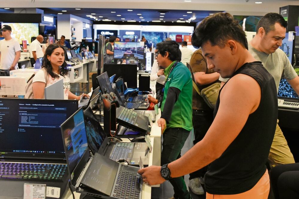 Capitalinos acudieron a plazas comerciales en el primer día de El Buen Fin. En los negocios se anunciaban descuentes de 30% hasta 60%. Foto: Eduardo Castañeda/El Universal