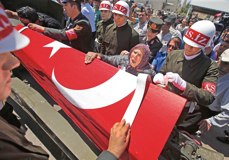 Familiares lloran por el asesinato, el jueves, de un soldado turco a manos de militantes del Estado Islámico en Gaziantep, al sureste de Turquía (EMRAH GUREL. AP)