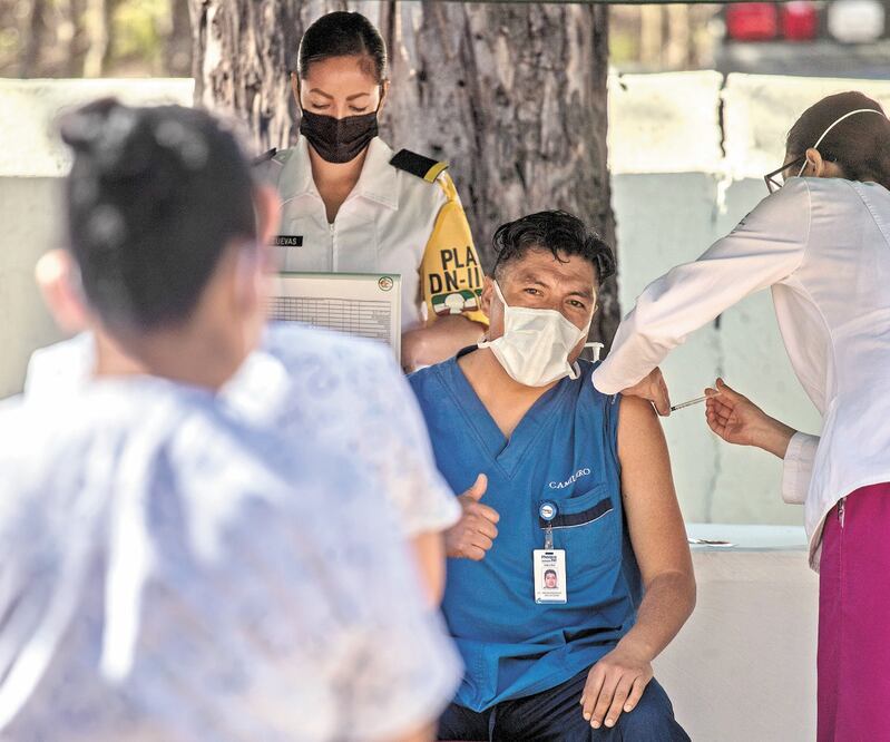 En la Ciudad de México, ayer continuó el plan de vacunación contra Covid-19 al personal de salud que pertenece al sector privado. Foto: GERMÁN ESPINOSA. EL UNIVERSAL