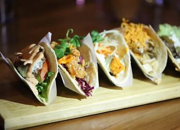 Volaron sillas y mesas... estas taquerías son famosas por sus tacos ¡y sus pleitos!