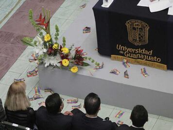 Lanzan billetes a presidente de Suprema Corte