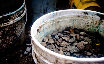 Desde cubetas con cemento hasta macetas; retiran 140 toneladas de objetos "para apartar lugar" en la Álvaro Obregón