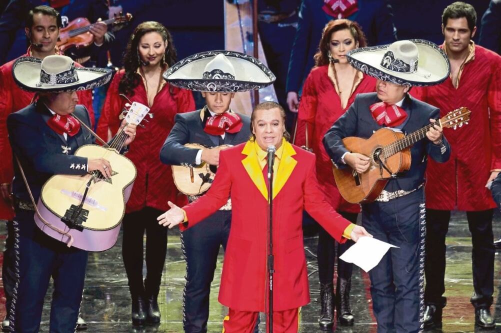 Entre los gustos de El Divo de Juárez (de rojo) predominaban los diseños coloridos y que plasmaran la esencia de México (ARCHIVO EL UNIVERSAL)