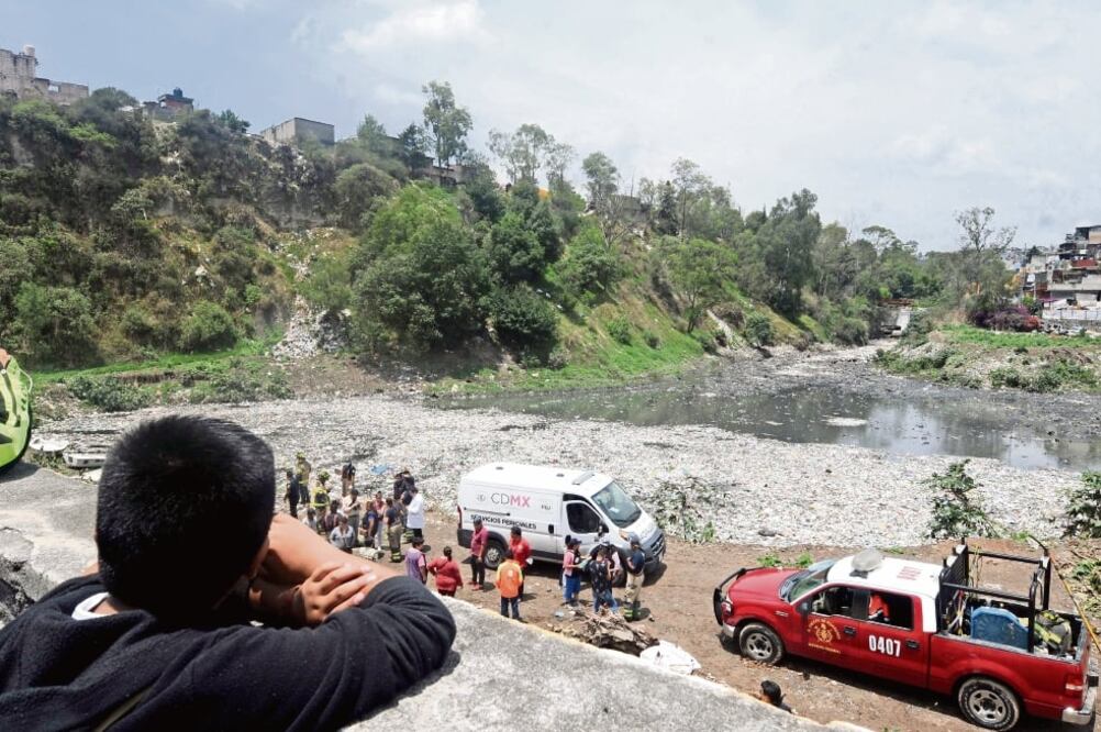 Personal del ERUM y Bomberos llevó a cabo el rescate del cadáver del hombre que cayó a la presa San Francisco desde el pasado 2 de junio (JUAN ARMANDO MARTÍNEZ. EL UNIVERSAL)