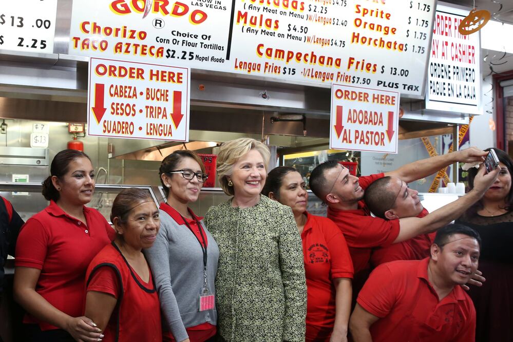 Hillary Clinton posa para una fotografía con los trabajadores y comensales de los "Tacos El Gordo" (Foto: AP)