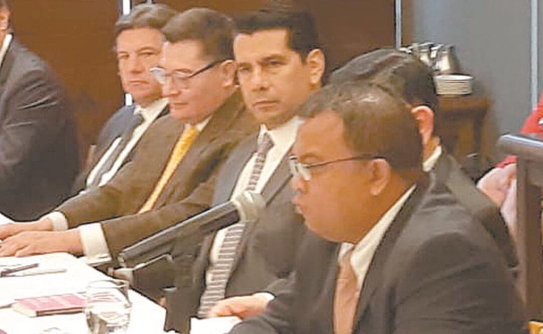 Pedro de la Cruz y Juan Reyes presentaron el libro Para entender la 4T, a fin de analizar la administración federal. Foto: VÍCTOR ORTEGA. EL UNIVERSAL