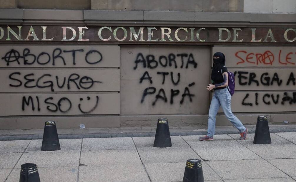 Bloque negro realiza pintas durante la marcha por el Día de la acción global por el aborto legal. Foto: Yaretzy M. Osnaya / EL UNIVERSAL