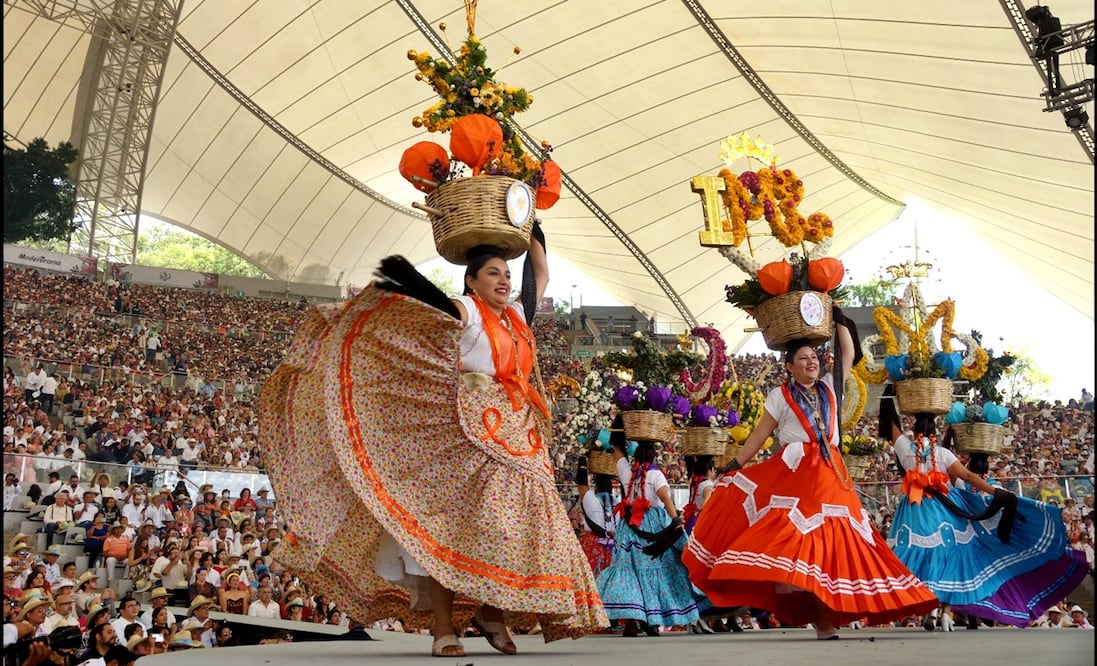 Danzantes bailan durante el inicio de las celebraciones de la Guelaguetza en Oaxaca, el lunes 21 de julio de 2025. Foto: Edwin Hernández/EL UNIVERSAL