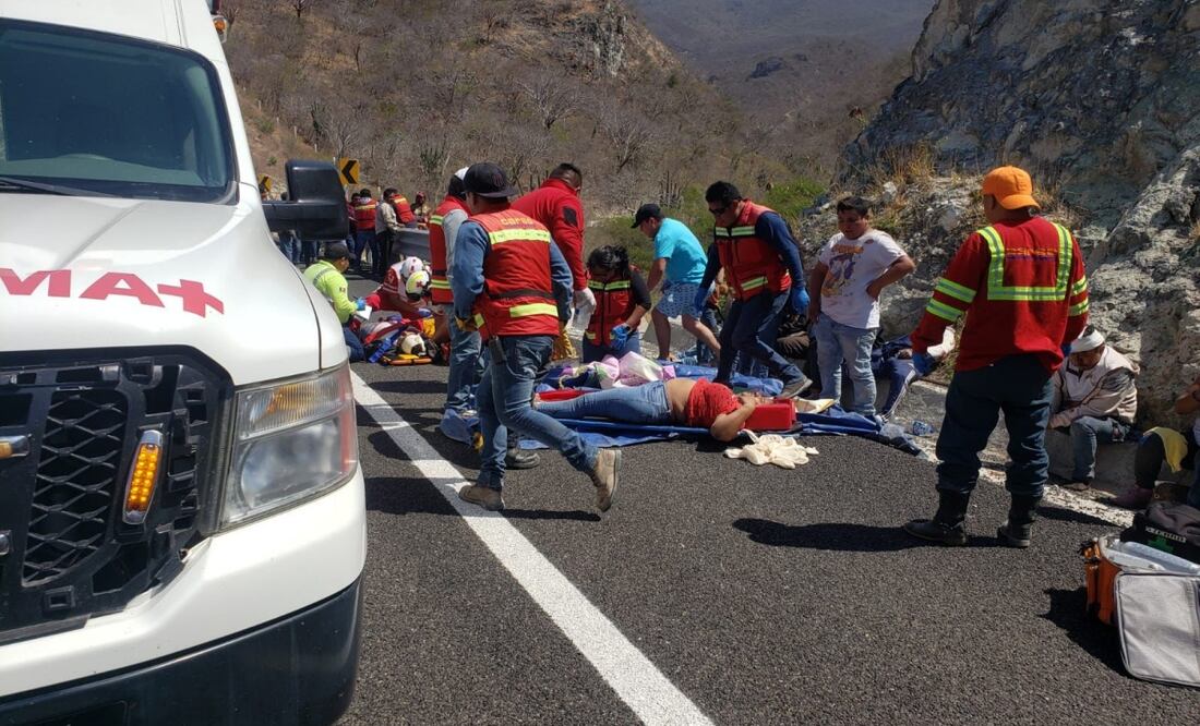 Volcadura de autobús en Oaxaca; menores de edad entre las víctimas mortales. Foto: Especial