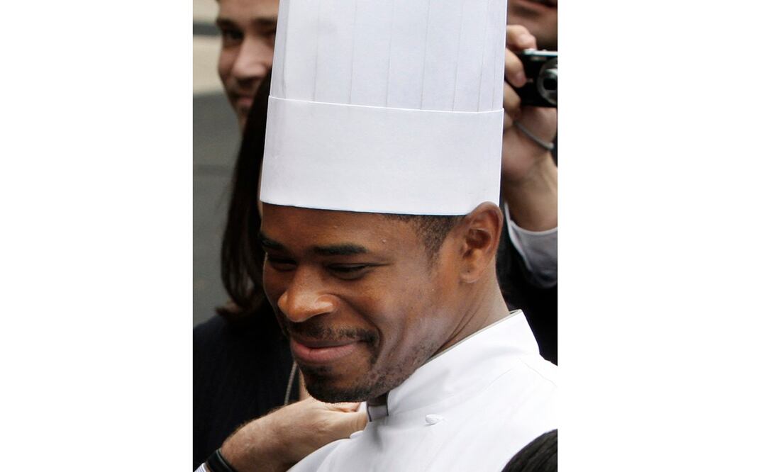 El chef de la Casa Blanca, Tafari Campbell, sonríe el 6 de noviembre de 2008, en el jardín sur de la Casa Blanca en Washington. Foto: AP