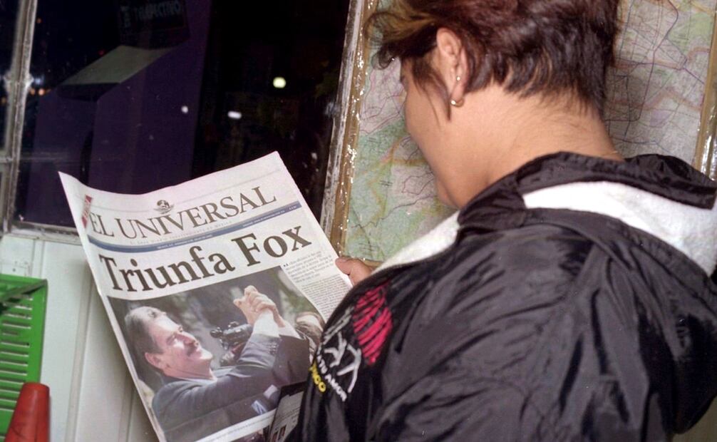 Edición EXTRA de EL UNIVERSAL, con los resultados electorales. Para muchos, Fox era la mejor opción de gobierno, pero para otros, sólo fue la oportunidad más viable para terminar con la dictadura política. No todos votaron para darle la victoria a los opositores, sino para ver la derrota del PRI. Foto: Pablo Campos/EL UNIVERSAL.