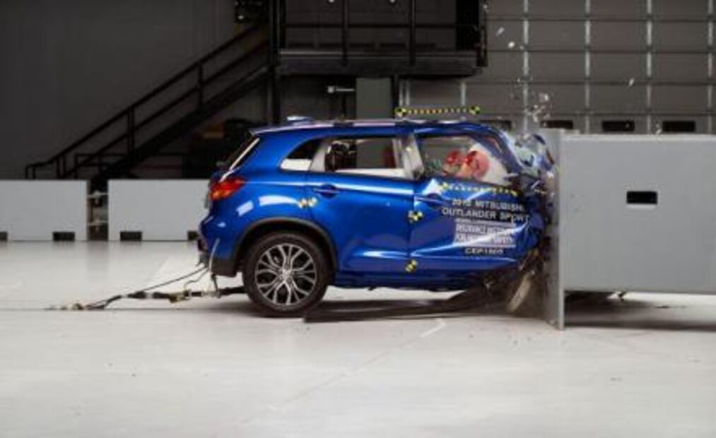 Ford Escape y Mitsubishi Outlander Sport reprobadas en prueba de choque