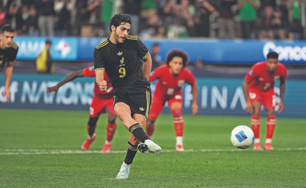  Jiménez anota uno de sus penaltis ante Panamá en la Nations League.
 FOTOS. cortesía getty images