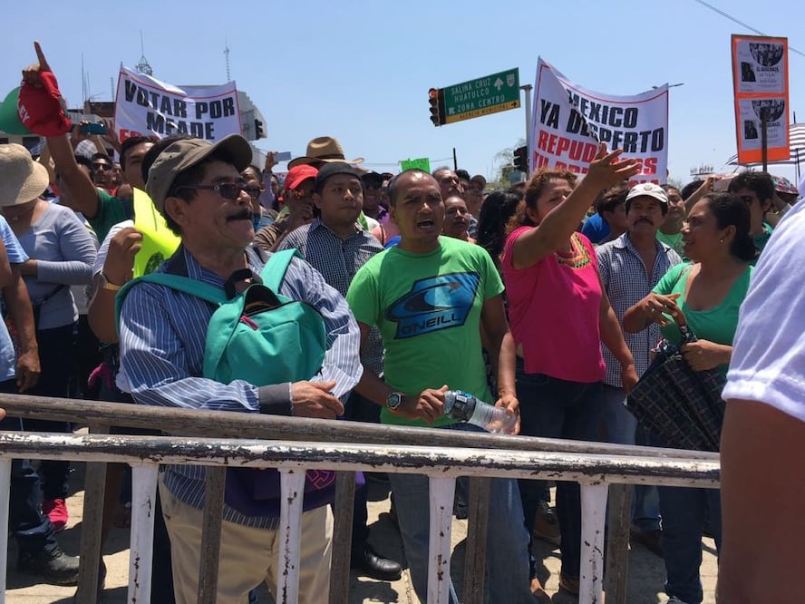 Supuestos integrantes de la CNTE se manifestaron en el mitin de José Antonio Meade, en Puerto Escondido. Foto: Ariadna García.