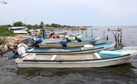 Localizan a dos pescadores desaparecidos en altamar; uno murió y otro fue trasladado grave a un hospital