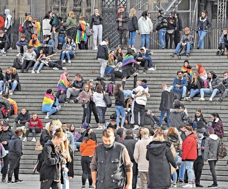 Jóvenes se reúnen frente a la catedral en Colonia, Alemania. La canciller Angela Merkel ha pedido a la gente más joven actuar con responsabilidad, ante los rebrotes de coronavirus. MARTIN MEISSNER. AP