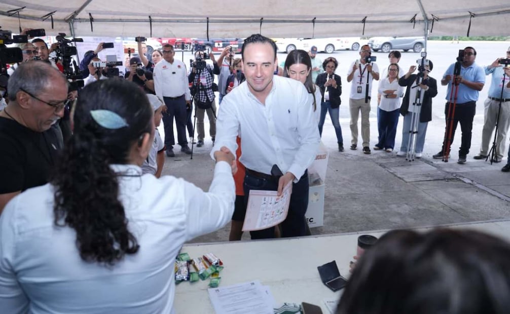El gobernador de Coahuila, Manolo Jiménez, emite su voto en la elección para renovar Congreso estatal este 7 de junio de 2026. Foto: Fernanda Rojas/ EL UNIVERSAL