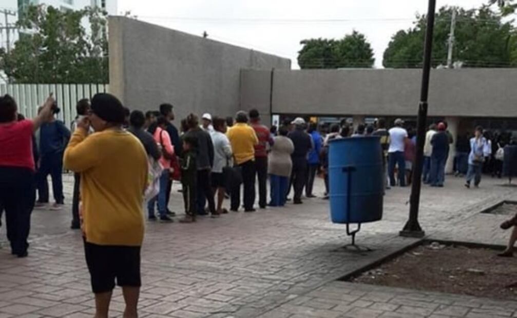 Hacen largas filas en clínica del IMSS por citas para 2020