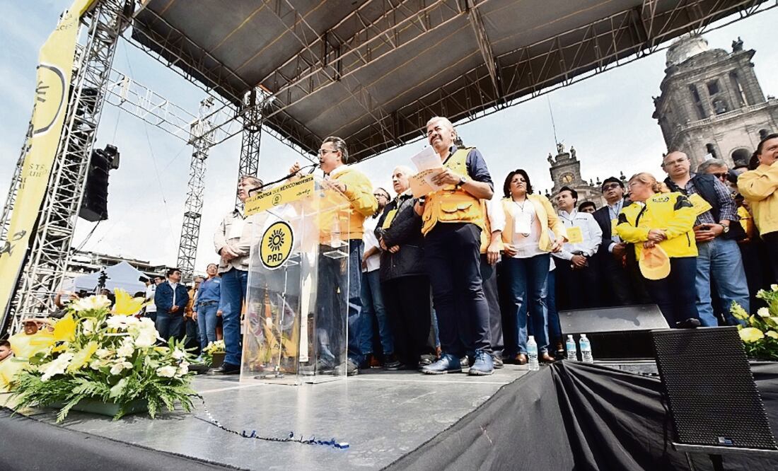 “Volvimos a salir y la fuerza del sol azteca regresó al Zócalo capitalino”, afirmó Leonel Luna, presidente de la ALDF, al participar en el mitin (ESPECIAL)