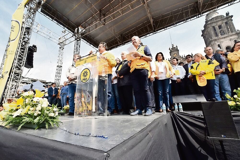 “Volvimos a salir y la fuerza del sol azteca regresó al Zócalo capitalino”, afirmó Leonel Luna, presidente de la ALDF, al participar en el mitin (ESPECIAL)