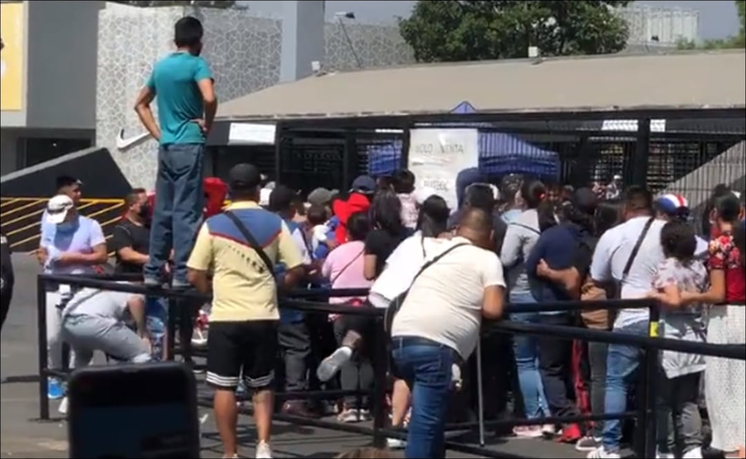 LA AFICIÓN DESATÓ ESTAMPIDA EN LA TAQUILLA DEL ESTADIO AZTECA - FOTO: ESPECIAL