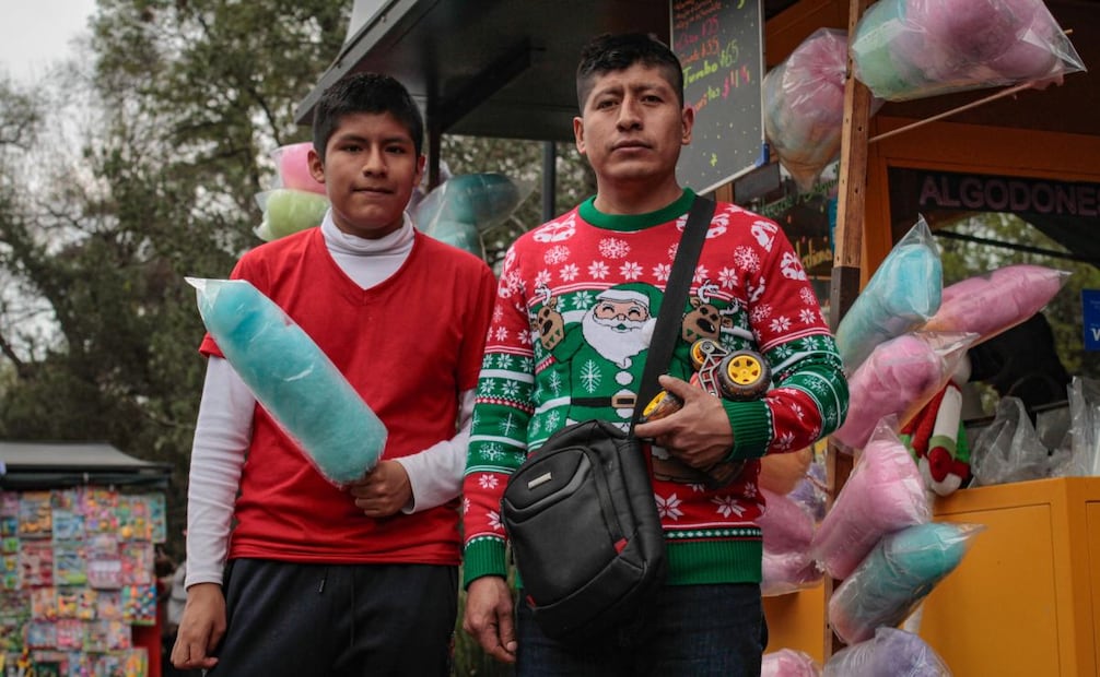 Familias disfrutan de la Navidad y pasean por el Bosque de Chapultepec, en la Ciudad de México. Foto: Santiago Reyes/EL UNIVERSAL
