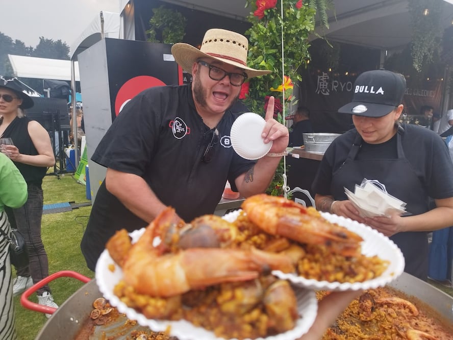 Chef Jesús Pedraza elaborando paella.