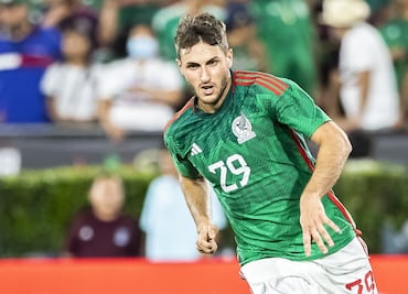 Un equipo español está interesado en Santiago Giménez