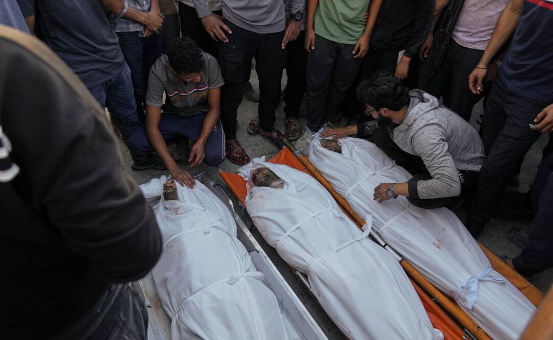 Los dolientes se reúnen alrededor de los cuerpos de los palestinos muertos por fuego israelí, durante su funeral en el Hospital Al-Aqsa en Deir al-Balah, Franja de Gaza, el domingo 19 de octubre de 2025. Foto: AP