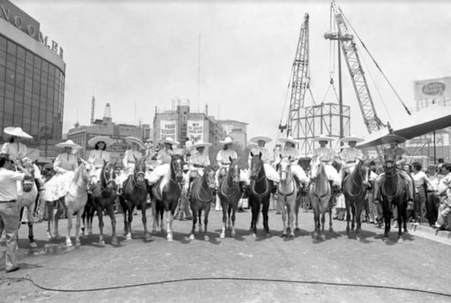 Entre llanto y admiración, capitalinos acompañaron la “cabalgata” del Caballito de Tolsá