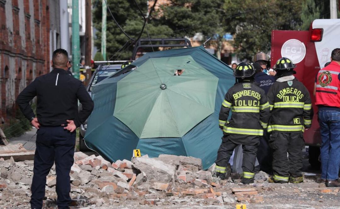 Muere un hombre al caerle una barda encima en Toluca 