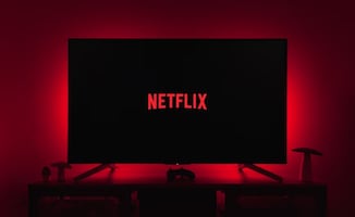 Netflix asegura que las películas de Warner Bros. seguirán en los cines