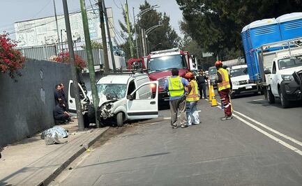 Muere conductor tras chocar contra poste metálico en Periférico Canal de Garay, en Iztapalapa; habría perdido el control