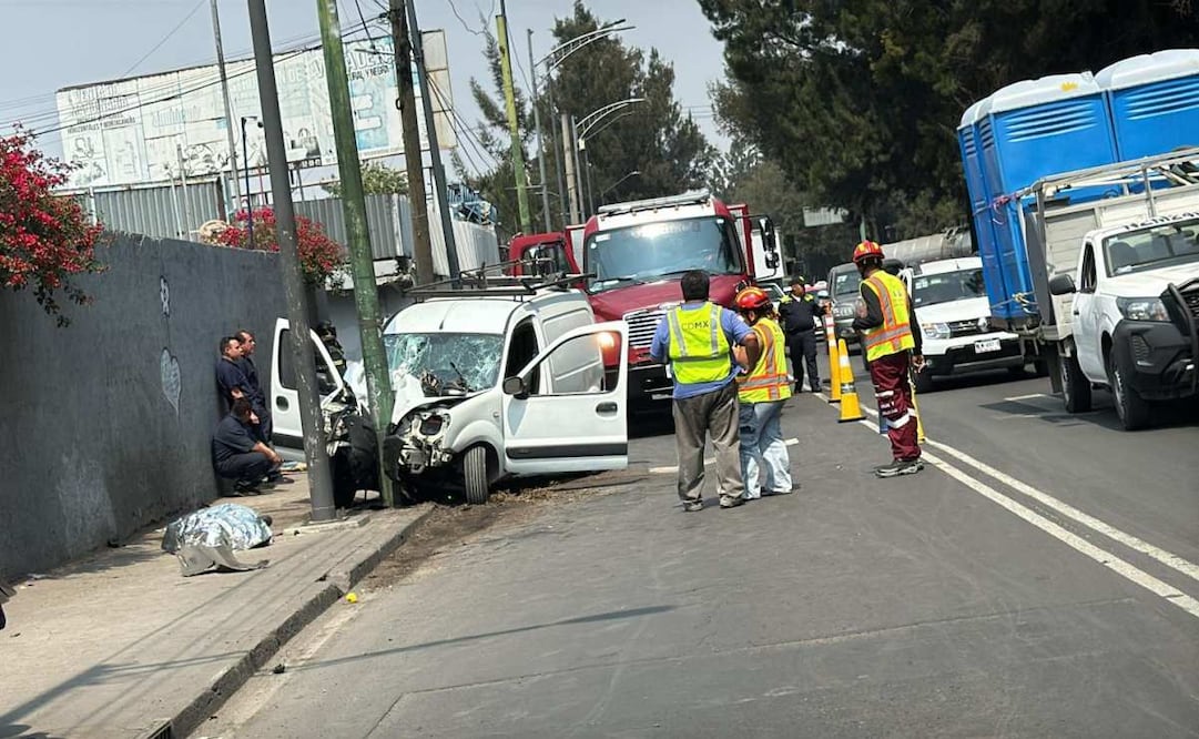 Muere conductor tras chocar contra poste metálico en Periférico Canal de Garay.
Foto: Especial.