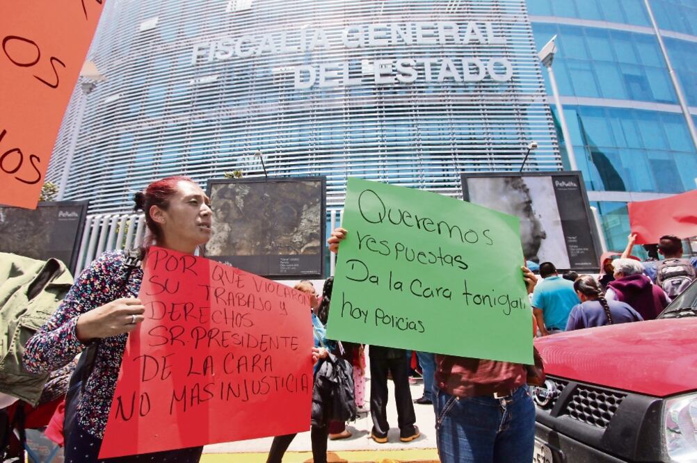 Familiares de los agentes detenidos fueron a la fiscalía estatal para conocer el estatus legal de los policías. Rechazaron que estén coludidos con la delincuencia (OMAR CONTRERAS. EL UNIVERSAL)